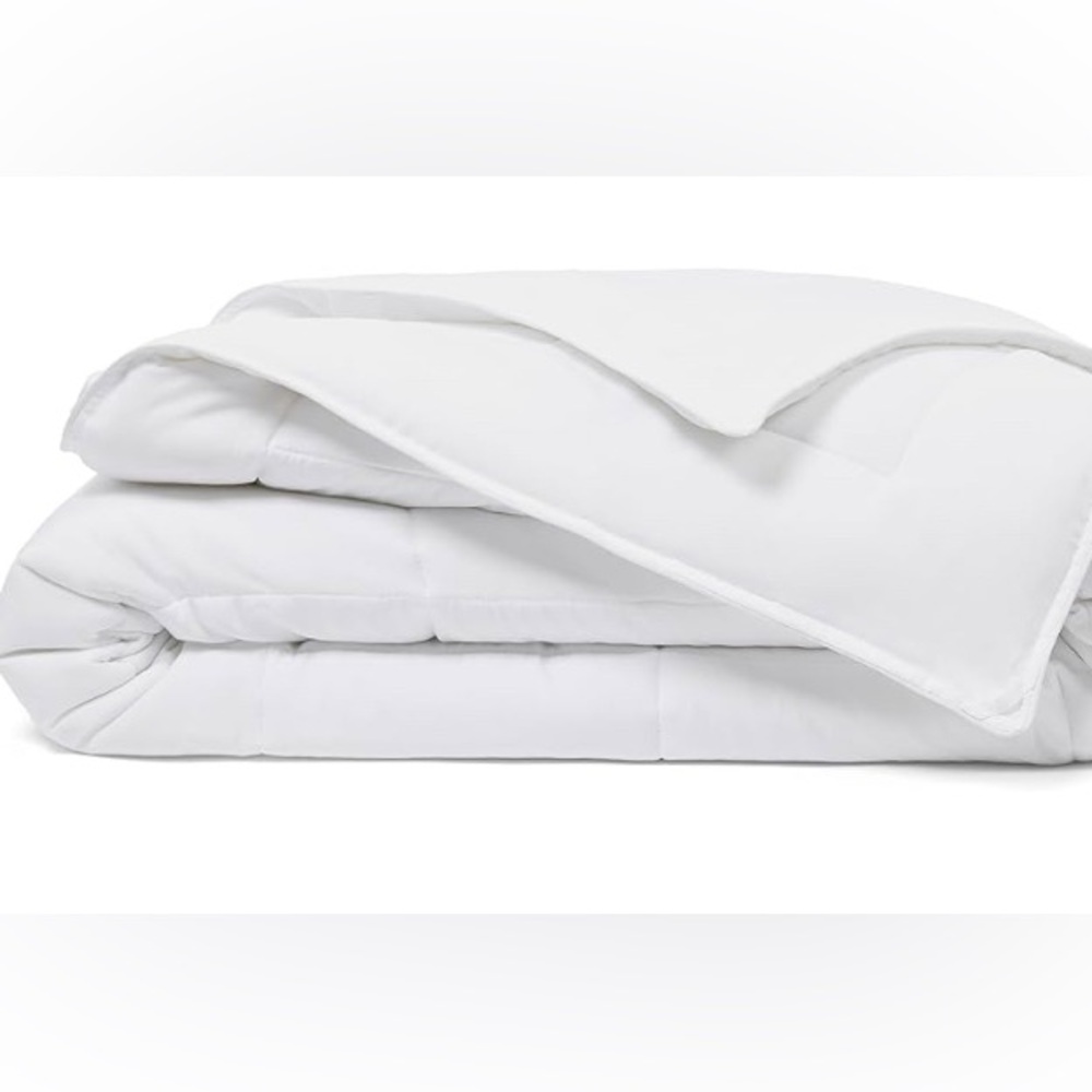 Luxurious White Comforter/ duvet NIP Size twin/ twin XL Cosy House